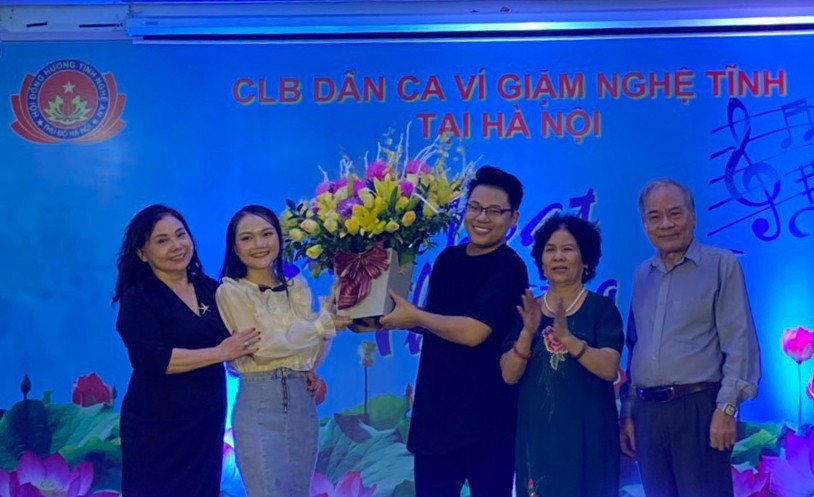 Lãnh đạo Câu lạc bộ dân xa ví giặm Nghệ Tĩnh tại Hà nội chụp ảnh cùng các nghệ sỹ trẻ tài năng