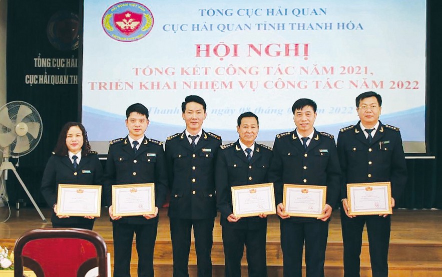Cục Hải quan tỉnh Thanh Hóa đón nhận các phần thưởng về thành tích thu ngân sách tại hội nghị tổng kết công tác năm 2021. Ảnh: Phong Nhân Cục Hải quan tỉnh Thanh Hóa đón nhận các phần thưởng về thành tích thu ngân sách tại hội nghị tổng kết công tác năm 2021. Ảnh: Phong Nhân