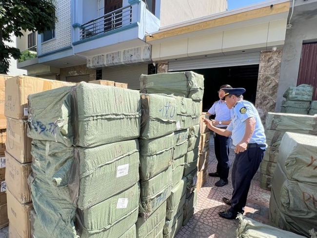 Bắc Ninh: Phát hiện kho chứa hơn 20 tấn nước hoa, mỹ phẩm có dấu hiệu là giả nhãn hiệu nổi tiếng