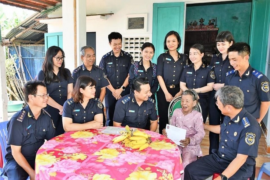 Cục Hải quan Đà Nẵng tri ân các Mẹ Việt Nam Anh hùng Cục Hải quan Đà Nẵng tri ân các Mẹ Việt Nam Anh hùng