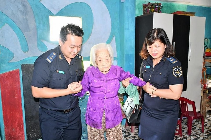 Cục Hải quan Đà Nẵng tri ân các Mẹ Việt Nam Anh hùng Cục Hải quan Đà Nẵng tri ân các Mẹ Việt Nam Anh hùng