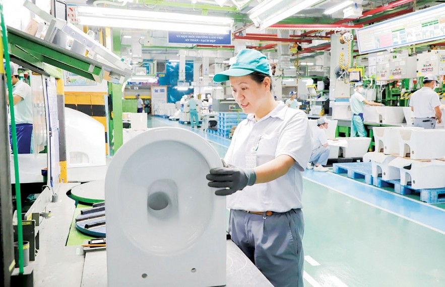 Người lao động Công ty TNHH TOTO Việt Nam yên tâm lao động, sản xuất vì được đóng bảo hiểm xã hội đẩy đủ. Ảnh: Dũng Ngọc