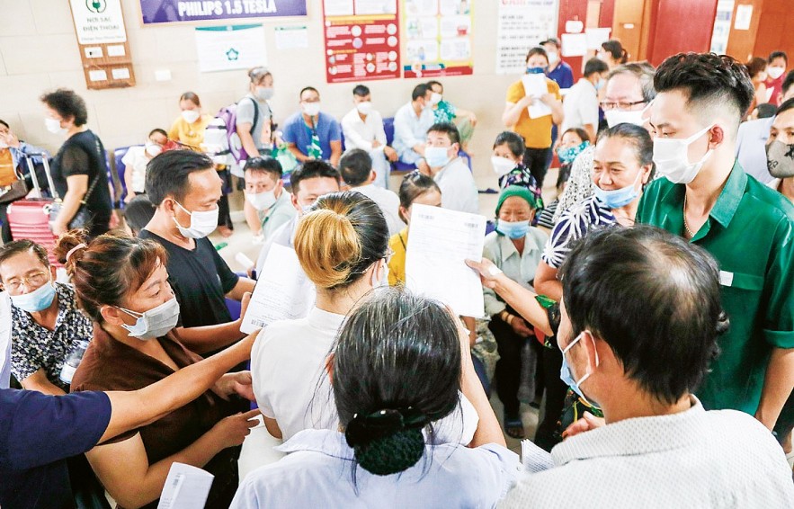 Bênh nhân đến khám bệnh tại Bệnh viện Bạch Mai.