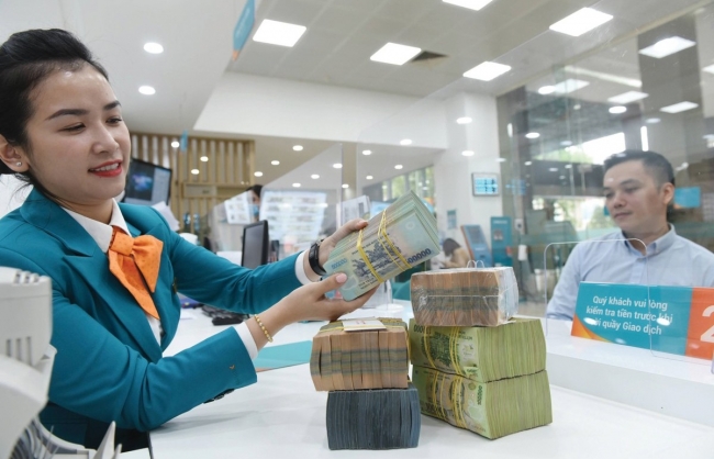 Xuất hiện tín hiệu “hãm phanh” trong cuộc đua lãi suất