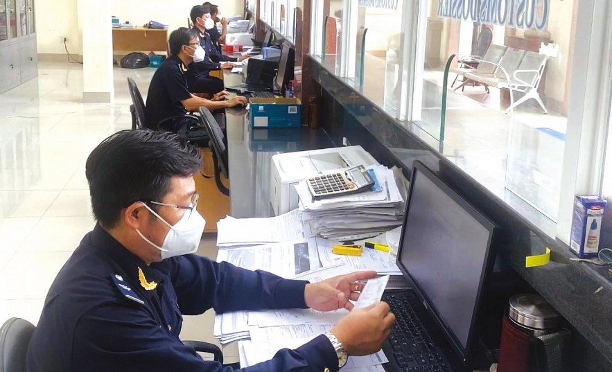 Cán bộ Cục Hải quan Long An tiếp nhận giải quyết thủ tục nhập khẩu cho doanh nghiệp. Ảnh: Nguyễn Tuấn Cán bộ Cục Hải quan Long An tiếp nhận giải quyết thủ tục nhập khẩu cho doanh nghiệp. Ảnh: Nguyễn Tuấn