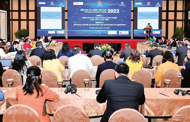 van phai dua vao chinh sach tai khoa de kinh te but len