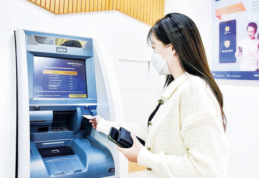 Ứng dụng công nghệ là một trong những giải pháp được giới ngân hàng đặt nhiều kỳ vọng để giảm chi phí.