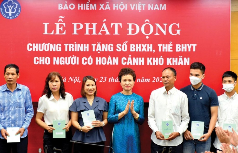Tặng sổ bảo hiểm xã hội nền tảng thực hiện ước mơ