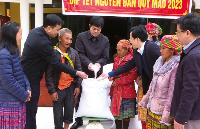 Kịp thời đưa gạo hỗ trợ tới tay người dân đón tết