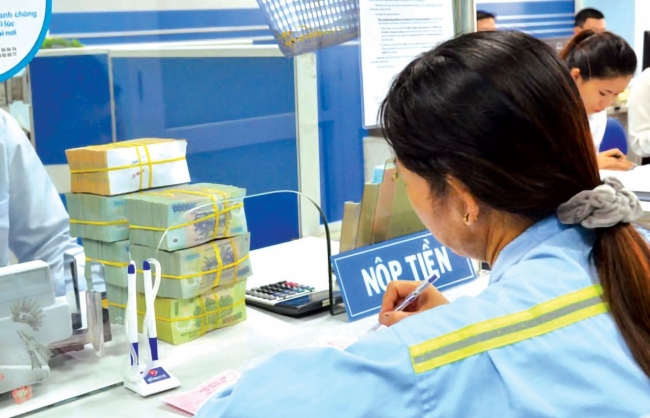 Ngân hàng "đau đầu" trong việc quản lý tình trạng “bán bia kèm lạc”