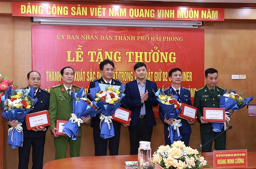 Hải Phòng: Khen thưởng thành tích phát hiện, bắt giữ lô hàng ngà voi nhập lậu Hải Phòng: Khen thưởng thành tích bắt giữ lô hàng ngà voi nhập lậu