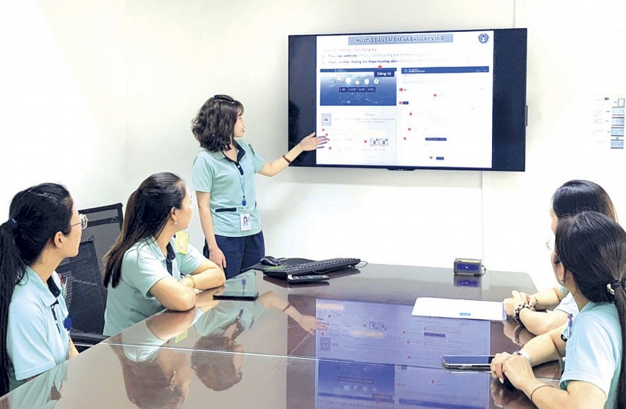 Nữ lao động tại Công ty TNHH Canon Việt Nam yên tâm làm việc vì công ty luôn nộp đầy đủ bảo hiểm xã hội. Ảnh: DŨNG NGỌC