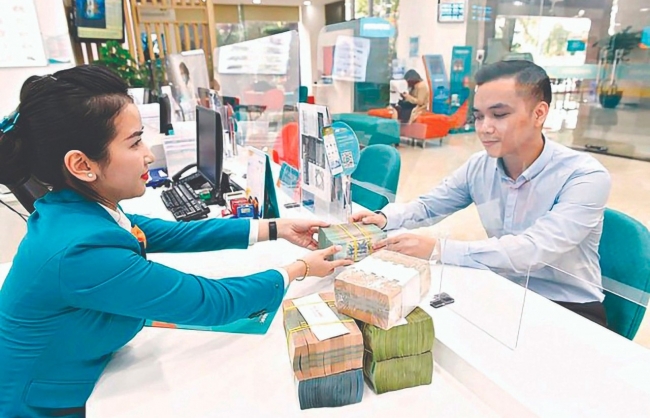 Lãi suất liên ngân hàng “leo dốc”, các ngân hàng chưa thể “thả phanh” tín dụng