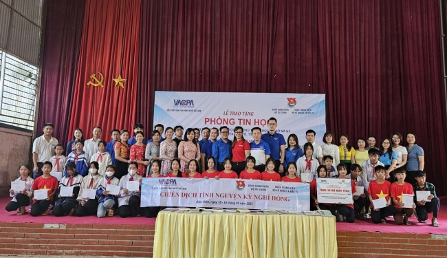 Trao tặng học bổng và 32 máy tính cho học sinh Điện Biên