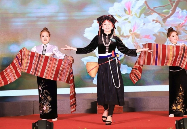 son la quang ba tiem nang loi the san pham du lich ban sac cac dan toc