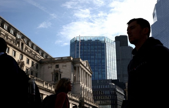 ngan hang trung uong anh bat ngo tang lai suat gay soc len 5