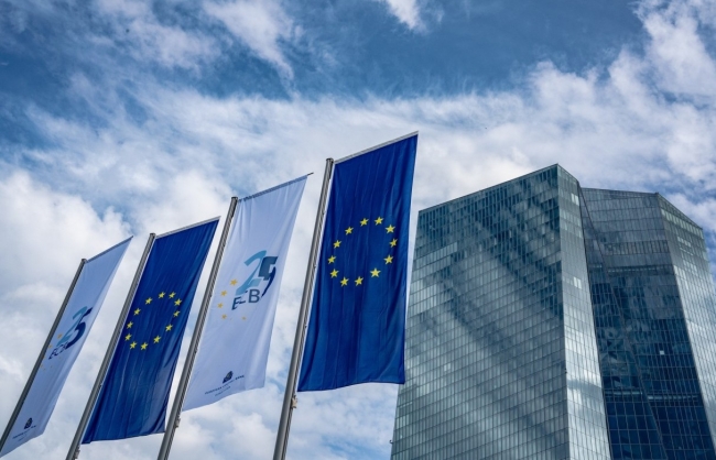 fed va ecb kien dinh lap truong lai suat cao trong thoi gian dai hon