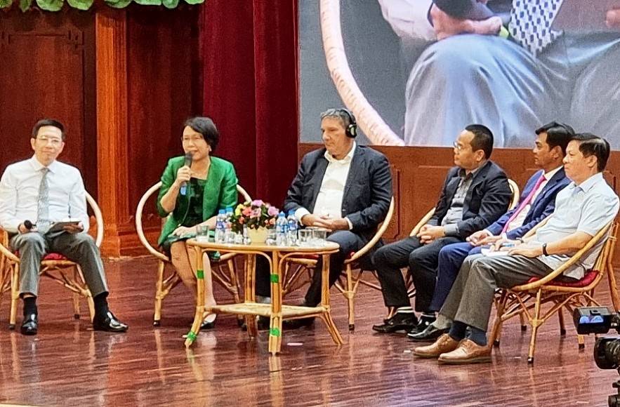 TS Trần Thị Hồng Minh - Viện trưởng Viện CIEM chia sẻ thông tin về mô hình khu thương mại tự do. Ảnh Đỗ Doãn