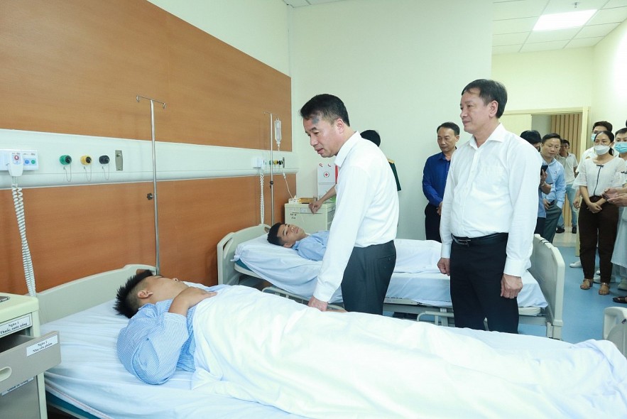 Tập trung giải quyết chế độ bảo hiểm xã hội, thăm hỏi nạn nhân vụ cháy chung cư mini