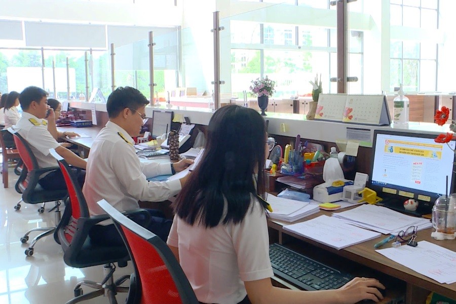 Rà soát hồ sơ khai thuế tại Cục Thuế Đồng Nai. Ảnh Đỗ Doãn Rà soát hồ sơ khai thuế tại Cục Thuế Đồng Nai. Ảnh Đỗ Doãn