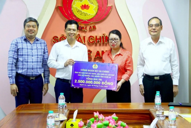 Công đoàn Bộ Tài chính hỗ trợ xây dựng, sửa chữa 50 căn nhà cho hộ nghèo, cận nghèo tỉnh Nghệ An