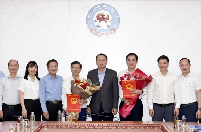 Bộ Tài chính trao quyết định điều động, bổ nhiệm 2 lãnh đạo cấp vụ, cục