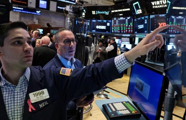 thi truong chung khoan va tien te nam 2024 bi chia re boi lai suat va suy thoai kinh te my