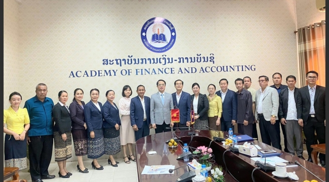 Bế giảng lớp bồi dưỡng kiến thức cho cán bộ Bộ Tài chính Lào