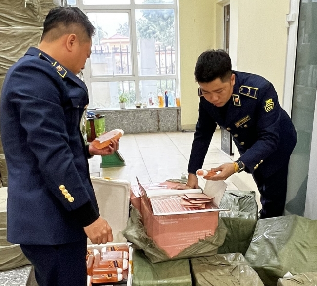 Hà Nội: Triệt phá cơ sở kinh doanh mỹ phẩm có dấu hiệu nhập lậu