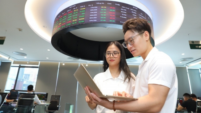 Chứng khoán Việt Nam năm 2024 sẽ có gam màu tươi sáng hơn
