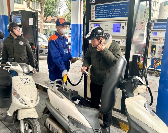 Giá xăng tăng, giá dầu tăng, giảm nhẹ kể từ 15 giờ ngày 29/2/2024