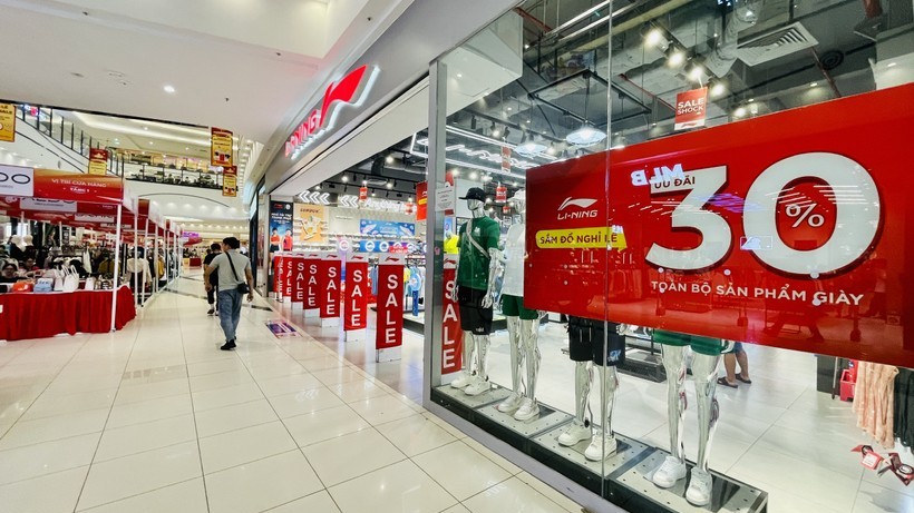 Các đơn vị bán lẻ tung nhiều chương trình kích cầu mua sắm nhân dịp lễ 30/4 - 1/5