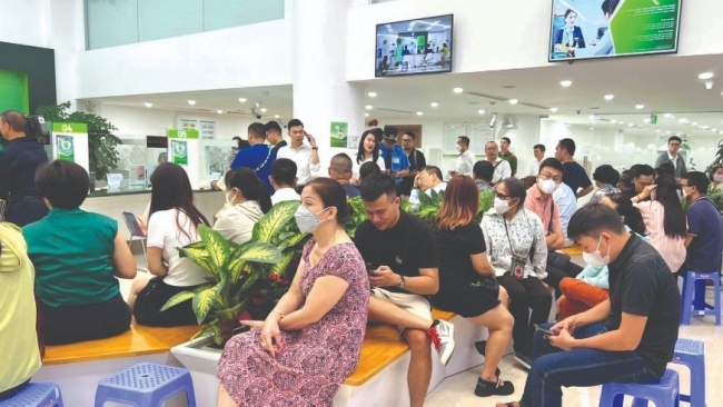 Bán vàng qua ngân hàng - bước đầu đã hạ nhiệt thị trường