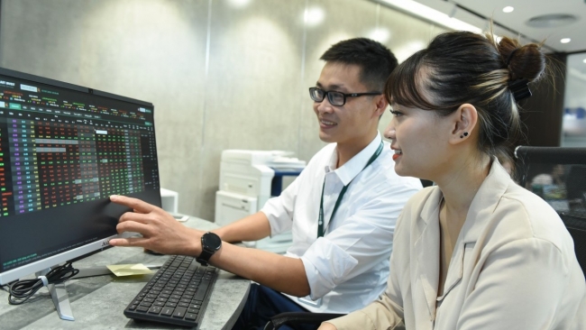 Ngập ngừng trước ngưỡng 1.300 điểm, cơ hội VN-Index vượt đỉnh thế nào?