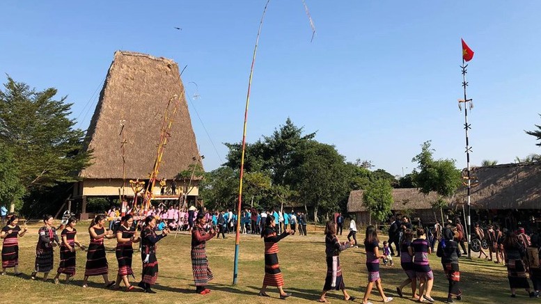 Hỗ trợ chi phí sinh hoạt cho đồng bào các dân tộc ở Làng Văn hóa - Du lịch các dân tộc Việt Nam