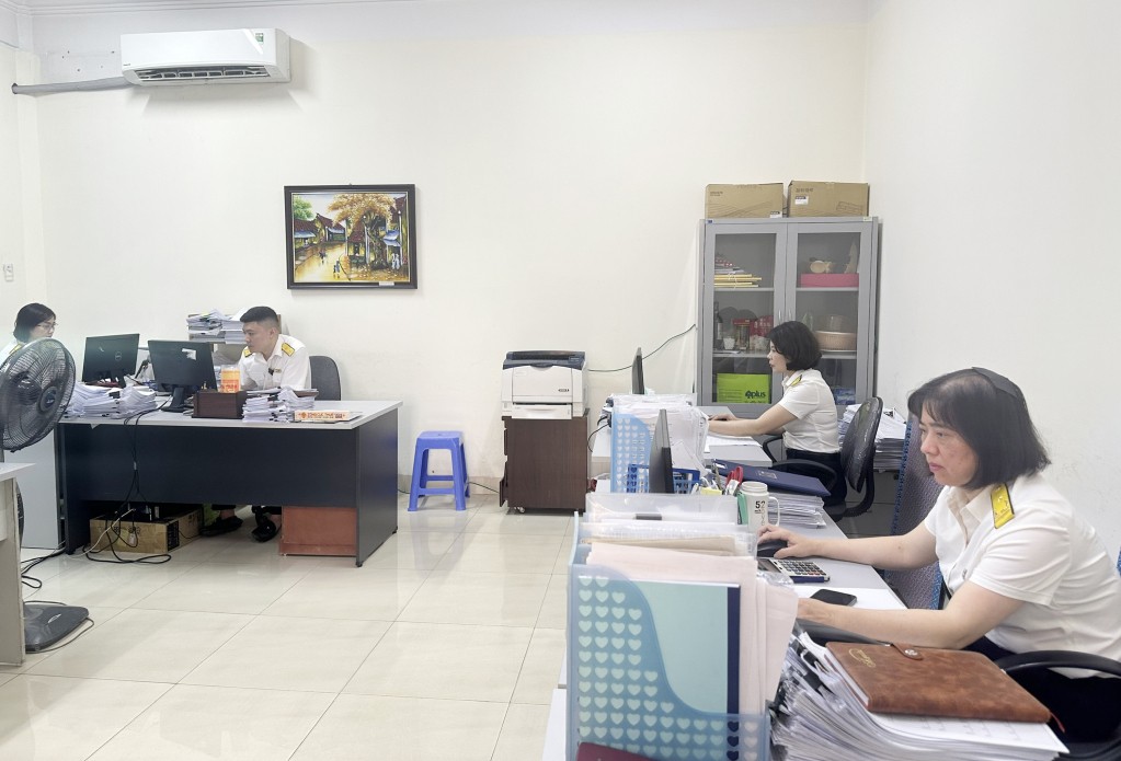 Đội Quản lý nợ và cưỡng chế nợ (Chi cục Thuế TP Hạ Long) rà soát, phân loại nợ thuế. Ảnh Cục thuế tỉnh Quảng Ninh Đội Quản lý nợ và cưỡng chế nợ (Chi cục Thuế TP Hạ Long) rà soát, phân loại nợ thuế. Ảnh Cục thuế tỉnh Quảng Ninh