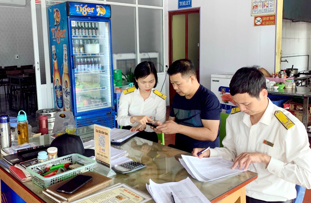 Cán bộ Chi cục Thuế TX Đông Triều hỗ trợ, hướng dẫn hộ kinh doanh cá thể kê khai, nộp thuế theo quy định. Ảnh: Mạnh Trường Cán bộ Chi cục Thuế TX Đông Triều hỗ trợ, hướng dẫn hộ kinh doanh cá thể kê khai, nộp thuế theo quy định. Ảnh: Mạnh Trường