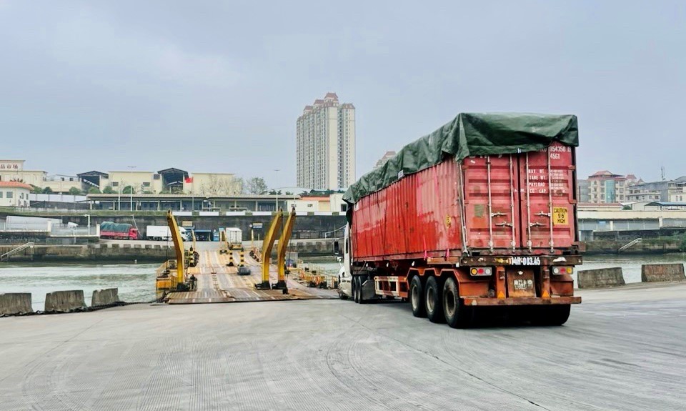 Hoạt động XNK qua Lối mở cầu phao Km3+4 Móng Cái. Ảnh Cục Hải quan Quảng Ninh