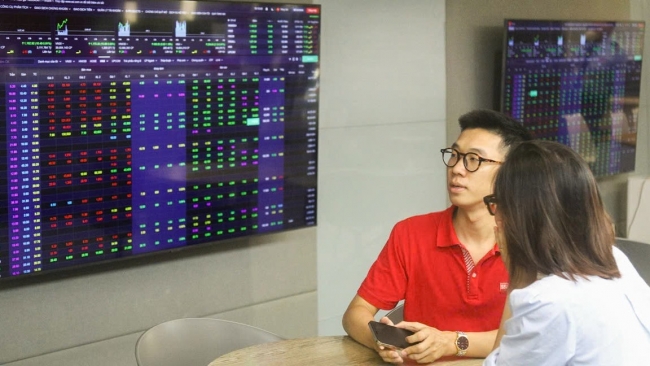Thị trường chứng khoán nỗ lực tìm điểm cân bằng trong ngắn hạn