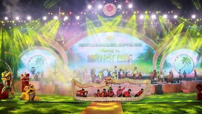 Đang diễn ra Festival 100 năm Dừa sáp Trà Vinh