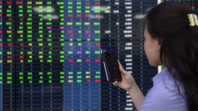 Thị trường chứng khoán: VN-Index diễn biến đi ngang trên nền thanh khoản thấp