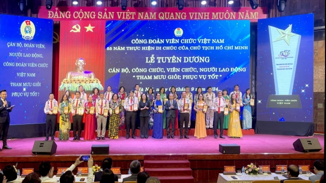 Tuyên dương 4 cán bộ Công đoàn Bộ Tài chính trong phong trào “Tham mưu giỏi, phục vụ tốt”