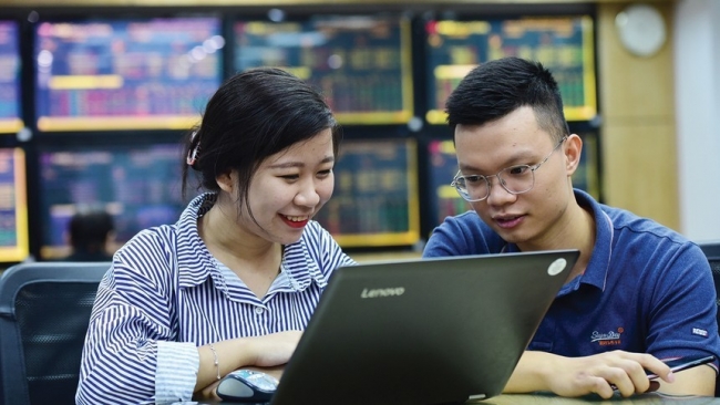 Thị trường chứng khoán có nhiều cơ hội vượt 1.300 điểm trong tháng 9?