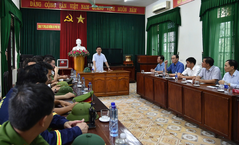 Phó Thủ tướng Hồ Đức Phớc: Khẩn trương tìm kiếm, cứu nạn vụ sập cầu Phong Châu- Ảnh 3. Phó Thủ tướng Hồ Đức Phớc: Khẩn trương tìm kiếm, cứu nạn vụ sập cầu Phong Châu- Ảnh 3.