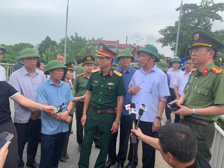 Phó Thủ tướng Hồ Đức Phớc: Khẩn trương tìm kiếm, cứu nạn vụ sập cầu Phong Châu- Ảnh 1. Phó Thủ tướng Hồ Đức Phớc: Khẩn trương tìm kiếm, cứu nạn vụ sập cầu Phong Châu- Ảnh 1.