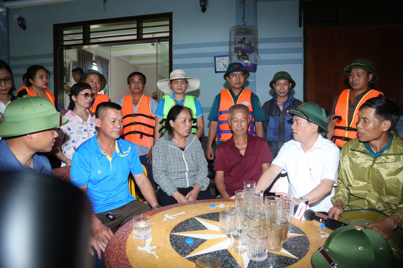 Phó Thủ tướng Hồ Đức Phớc thị sát công tác phòng, chống bão lụt tại Thái Nguyên Phó Thủ tướng Hồ Đức Phớc thị sát công tác phòng, chống bão lụt tại Thái Nguyên