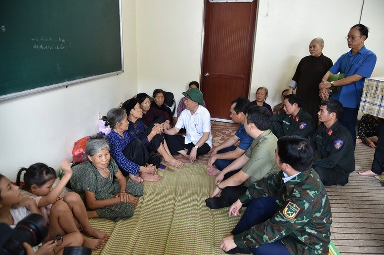 Phó Thủ tướng Hồ Đức Phớc: Không để xảy ra tình trạng thiếu lương thực tới bà con vùng thiên tai Phó Thủ tướng Hồ Đức Phớc: Không để xảy ra tình trạng thiếu lương thực tới bà con vùng thiên tai