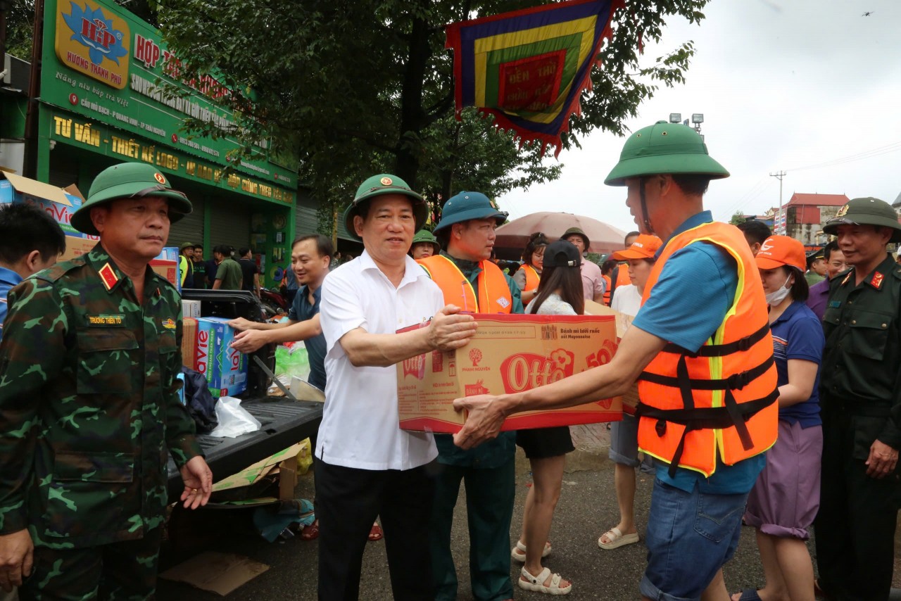 Phó Thủ tướng Hồ Đức Phớc: Không để xảy ra tình trạng thiếu lương thực tới bà con vùng thiên tai Phó Thủ tướng Hồ Đức Phớc: Không để xảy ra tình trạng thiếu lương thực tới bà con vùng thiên tai