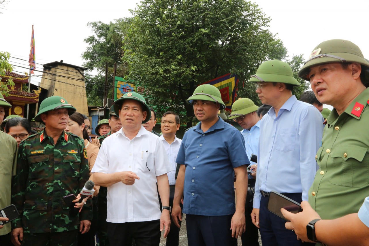 Phó Thủ tướng Hồ Đức Phớc: Không để xảy ra tình trạng thiếu lương thực tới bà con vùng thiên tai Phó Thủ tướng Hồ Đức Phớc: Không để xảy ra tình trạng thiếu lương thực tới bà con vùng thiên tai