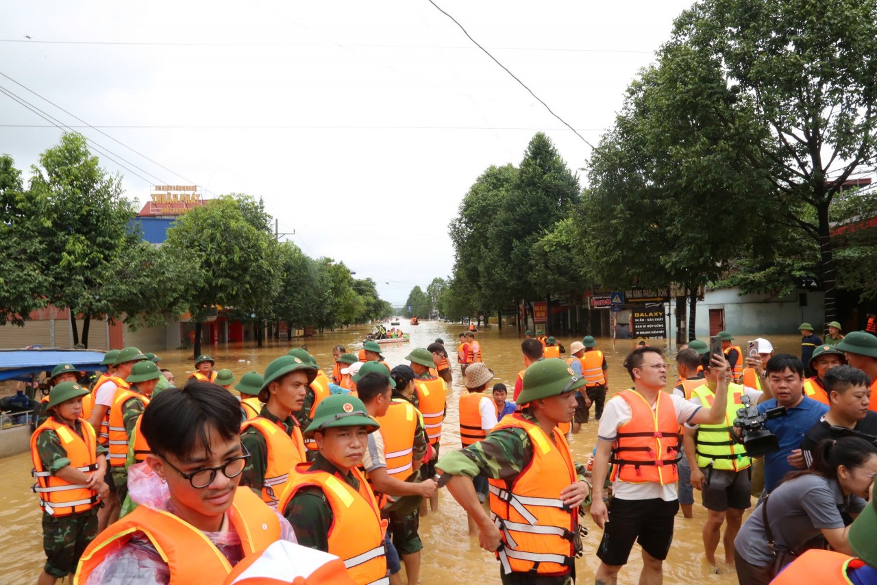 Phó Thủ tướng Hồ Đức Phớc: Không để xảy ra tình trạng thiếu lương thực tới bà con vùng thiên tai Phó Thủ tướng Hồ Đức Phớc: Không để xảy ra tình trạng thiếu lương thực tới bà con vùng thiên tai